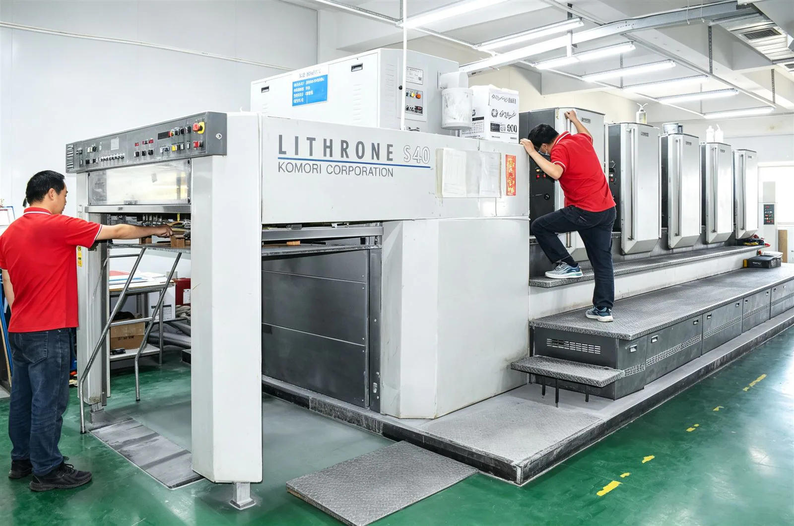 Corrugated sheets staged on the press floor, queued for a clean handoff into print and die-cutting.